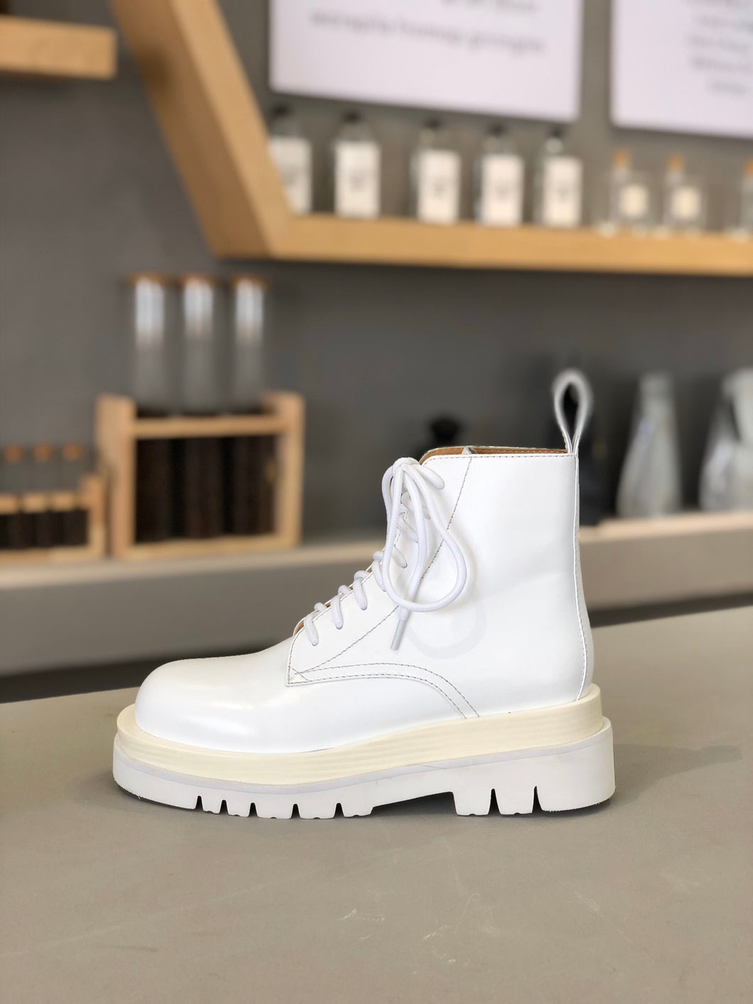 BV Boots / White